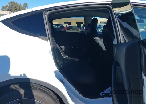 2025 Tesla Model Y Long Range Dual Motor Rear-Wheel Drive z USA, uszkodzony, nr VIN 7SAYGDED4SF277310